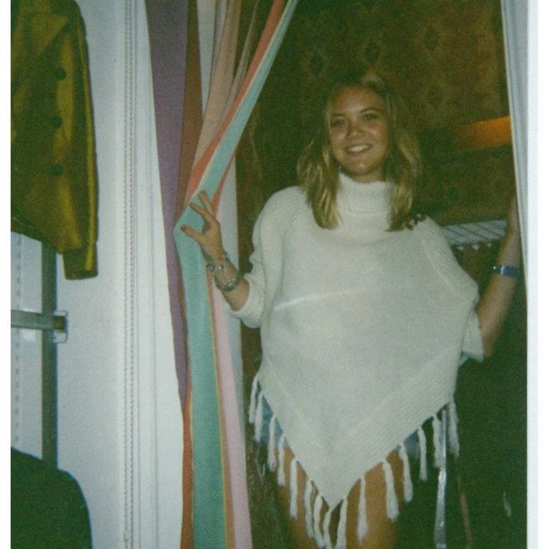 Stickad Poncho med Tofsar 