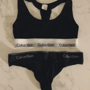 Calvin Klein set - Calvin Klein set i gott skick, endast testat överdelen men det var inte min stil! 150+frakt ✨