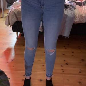 Jeans från lager 157 de är medelmidija. Jag är 176 cm. Man kan klippa kanten på dem för de är redan ”fransiga” om det är så. De är lite korta på mig men de funkar, säljer dem för det är inte min stil riktigt. 