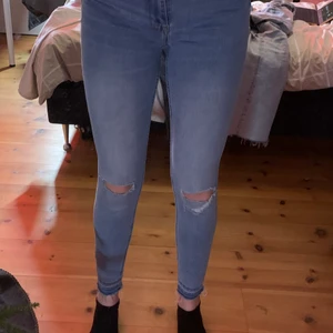 Jeans  - Jeans från lager 157 de är medelmidija. Jag är 176 cm. Man kan klippa kanten på dem för de är redan ”fransiga” om det är så. De är lite korta på mig men de funkar, säljer dem för det är inte min stil riktigt. 
