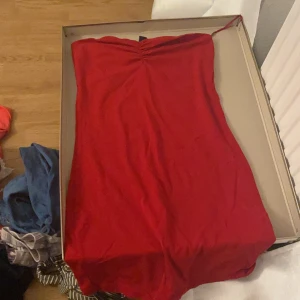 Röd tub-klänning  - Säljer en röd tubklänning i storlek 34. Passar xs/s. Formar sig efter kroppen. 
