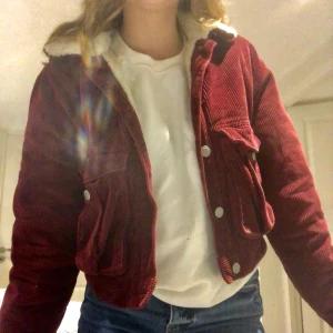 Vår/höst jacka - Den har blivit köppt för ungefär 1 år sen och ar varit använt rätt så många gånger. Jag slutade använda den nu så därför tänkte jag sälja den. Jackan har två djupa fickor och en fluffig insida. Den är i väldigt bra skick!🌟 (kunden står för frakt)