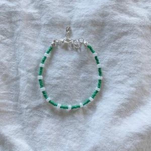 Hugo Armband - Här är Hugo och armbandet från hans kollektion !! Hugos kollektion är i grönt för hans favoritfärg är grön💚 Hugo blir alltid danssugen när han lyssnar på Avicii, gillar kinderchoklad och älskar att bada🧸 20% av varje produkts vinst går till Barncancerfonden🎗