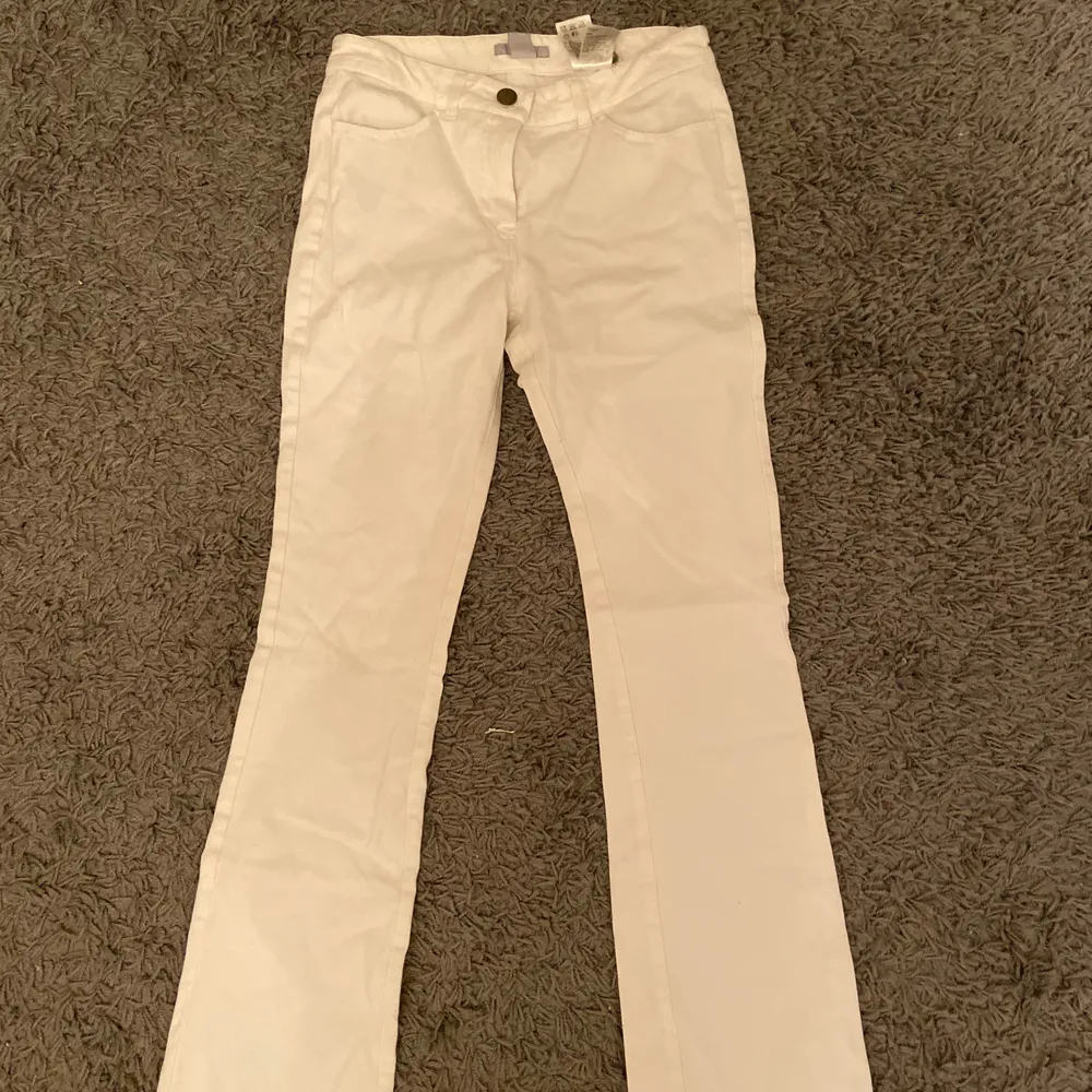 Vita utsvängda byxor som är använd väldigt få gånger och är i topp skick 🌟 passar dig som är rund 164cm 📦Köparen står för frakt (57kr, spårbart)💕. Jeans & Byxor.