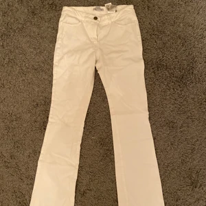 Byxor  - Vita utsvängda byxor som är använd väldigt få gånger och är i topp skick 🌟 passar dig som är rund 164cm 📦Köparen står för frakt (57kr, spårbart)💕
