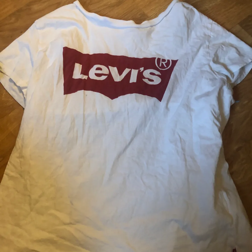 En fin Levis tröja i stl M, har en liten fläck vid loggan. Visas vid intresse. T-shirts.