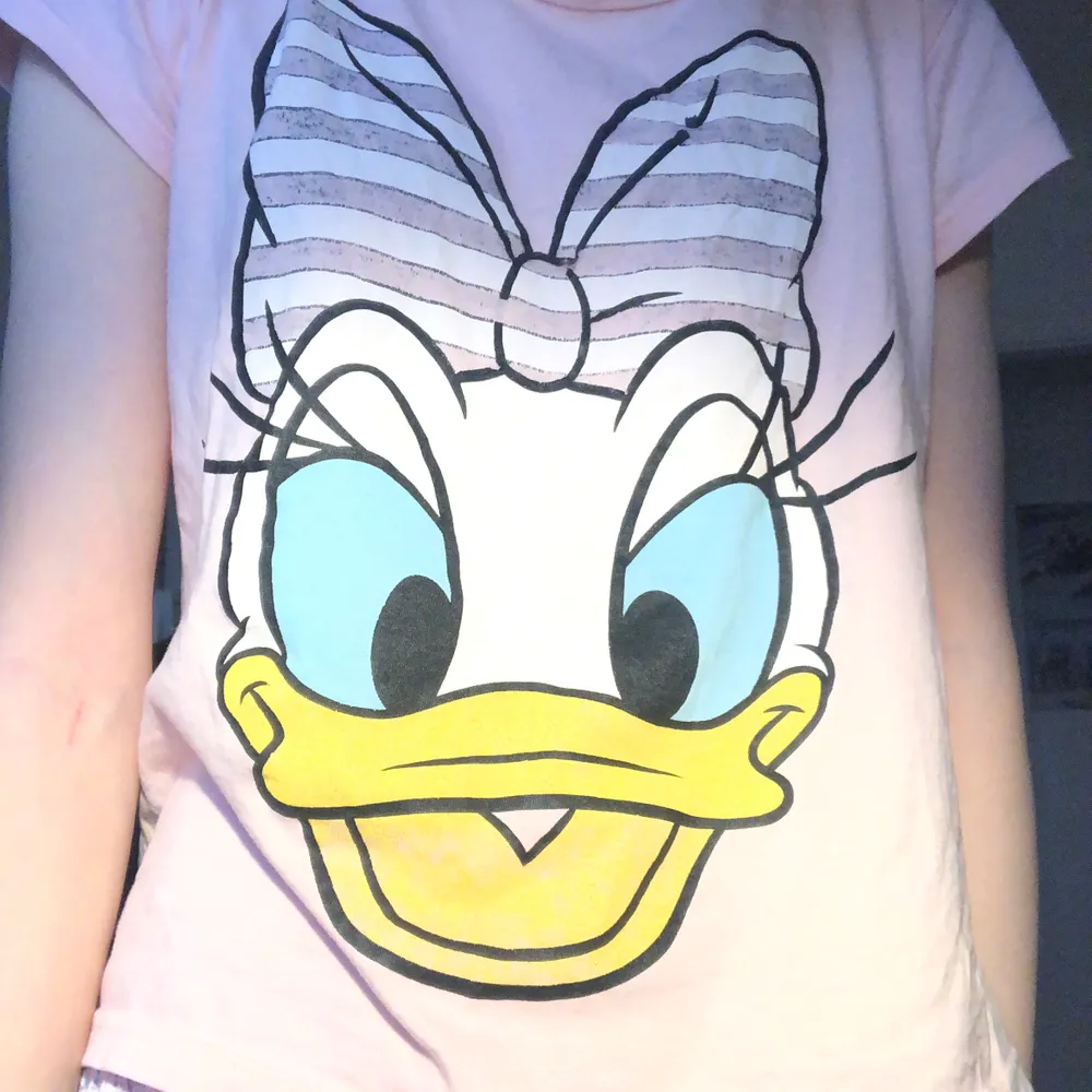 Kalle anka tröja från Disney. Den är lite sliten på trycket. Frakt på 22kr💖. T-shirts.