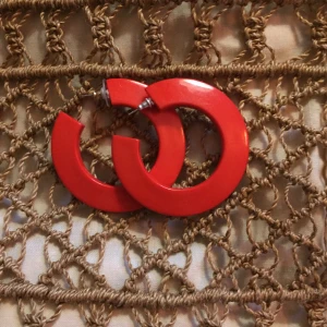 Röda örhängen  - Super feta örhängena, köpt på secondhand! 