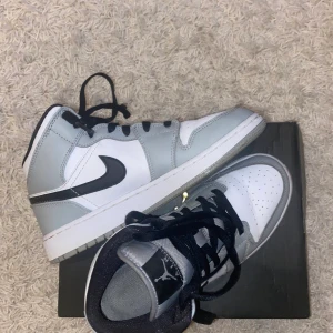 Jordan Air  - Säljer nu mina Jordans i storlek 37,5, som jag även köpte här på Plick. Fortfarande bra kvalité & fräscha                           Budgivning avslutas 6/1