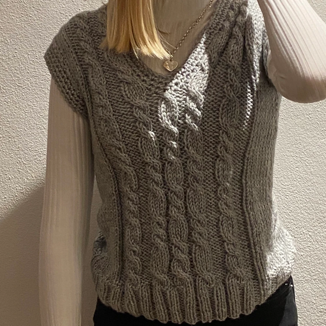 Grå stickad väst  - 90
