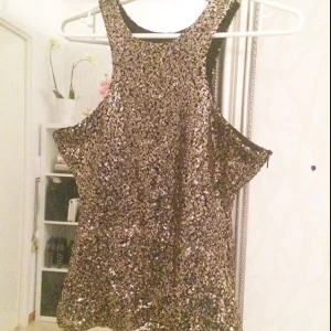  - Paljett top använd två gånger.