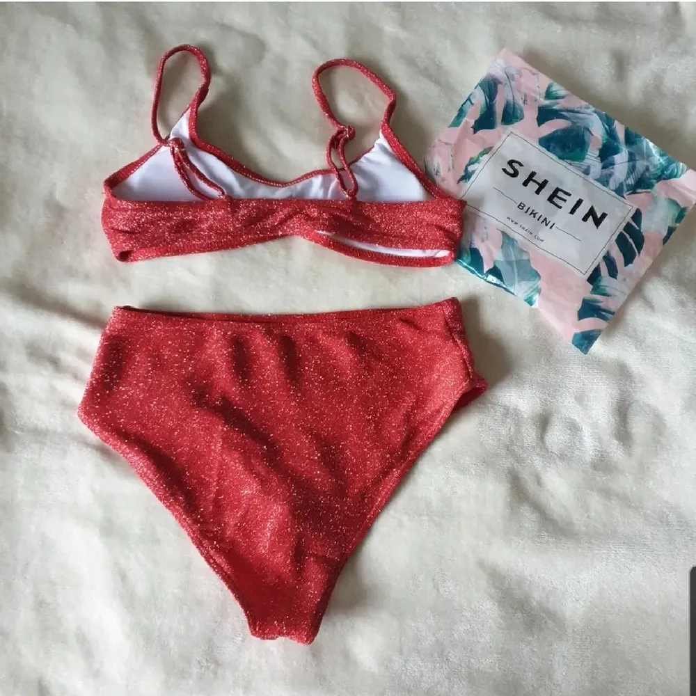 Super fin röd bikini set från Shein. Aldrig använt. Storlek S. Säljer pga fel storlek. 160 sek inkl frakt. . Övrigt.