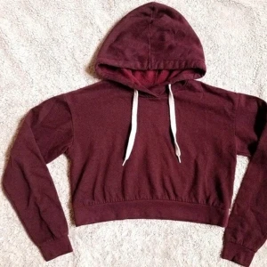 Croppad hoodie - Croppad hoodie från H&M i Burgundy 🤍 Fraktas för totalt 107 kr. 📦 Frakten är alltid spårbar och jag skickar bildbevis på både paket och frakthandling!