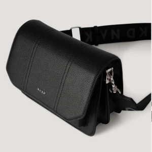 NA-KD väska - Säljer denna då den inte kommer till användning💕 den är aldrig använd💕 nypris: 399kr mitt pris: 100kr 💕 den är slutsåld på deras hemsida