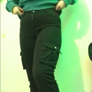 Svarta cargo byxor - Cargo byxor ifrån madlady. Står att det är storlek L men är väldigt små i storleken. Har L själv och gillar när det är mer baggy så om du vill ha baggy skulle jag säga att du ska ha storlek m/s. Frakt ingår inte