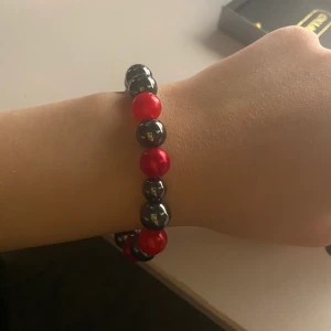 Pärlarmband - Oanvänt och handgjort pärlarmband!! Skriv för fler bilder och/eller frågor)) köp gärna!