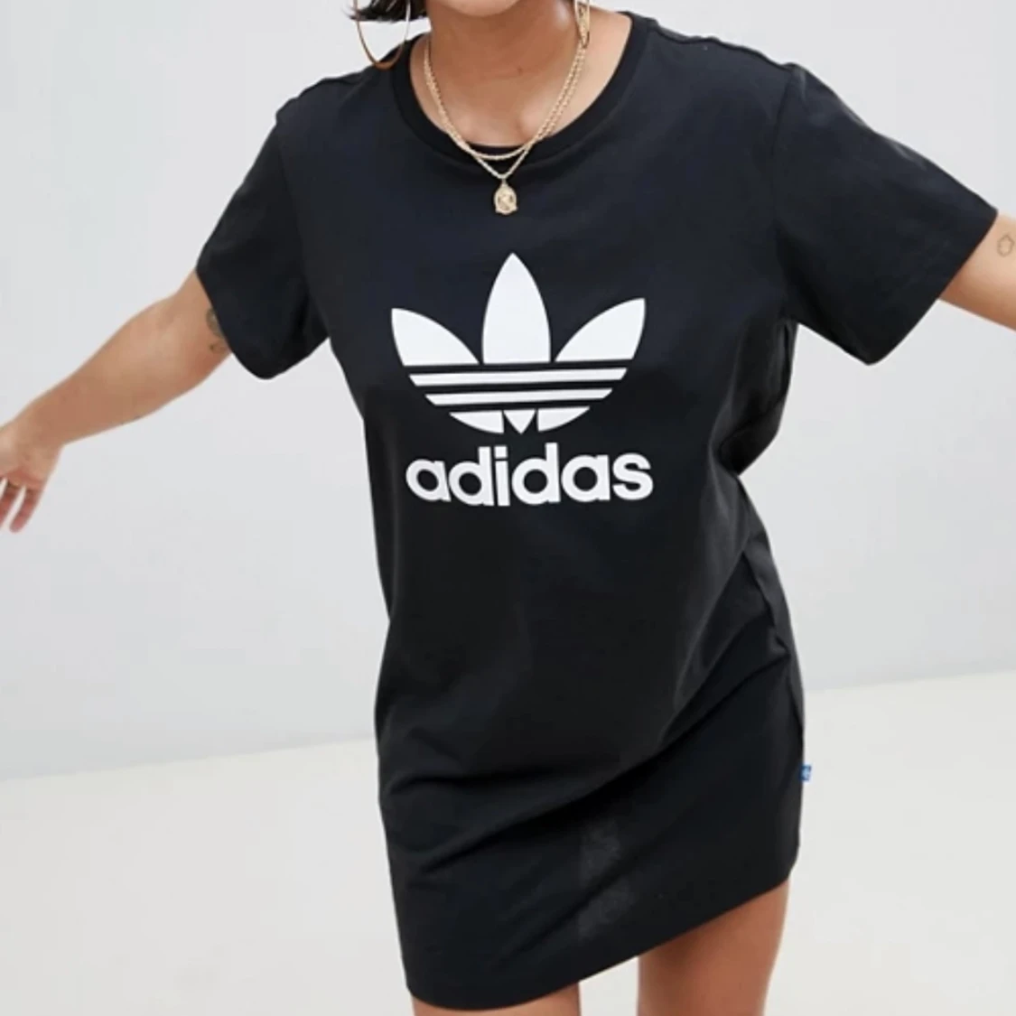 Adidas T-shirtklänning storlek M. 