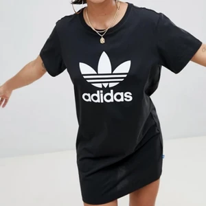 Adidas T-shirtklänning storlek M.  - Har används ett fåtal gånger. En svart t-shirtklänning av Adidas. Den kan även användas som oversized t-shirt. Klänningen har bara tryck där fram och är helt svart där bak.