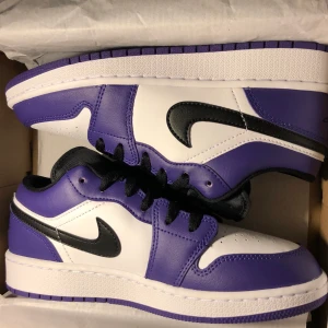 ”Jordan 1 purple court low” - Jordan 1 purple court lows i storlek 37.5 finns att hämtas i Göteborgs områdena, kan även skickas på post. Frakten ingår.Priset kan diskuteras vid snabb affär// Unitedwears.