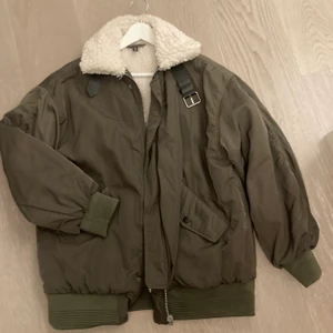 Bomberjacka - Ny skick bomberjacka med Teddy foder oversize i modell. Så snygg i passform. Köpt nu i höst-säsong 