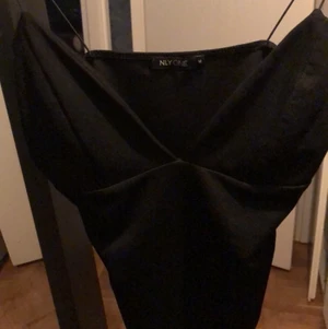 Snygg svart body! - Aldrig använd svart body. ”Silkesmaterial” och tunna band men skit snygg! 