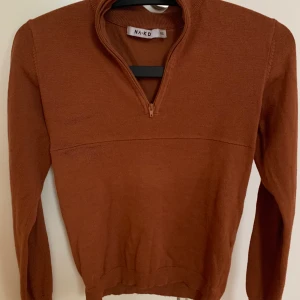 Brun tröja - Brun och skitsnygg tröja med dragkedja från nakd