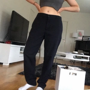 Mjuka kostymbyxor - Jättemysiga mörkblåa kostymbyxor från Bershka. De sitter jättefint på höfterna och passar bra med en croptop. 🥰❤️