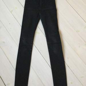 Svarta jeans i fint skick, skinny fit, 24/ 32, frakt ingår