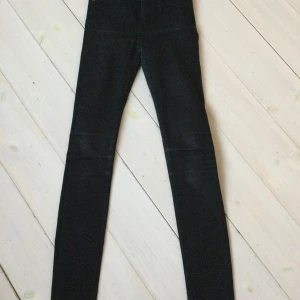 Crocker Skinny sharp cut 24/ 32 - Svarta jeans i fint skick, skinny fit, 24/ 32, frakt ingår