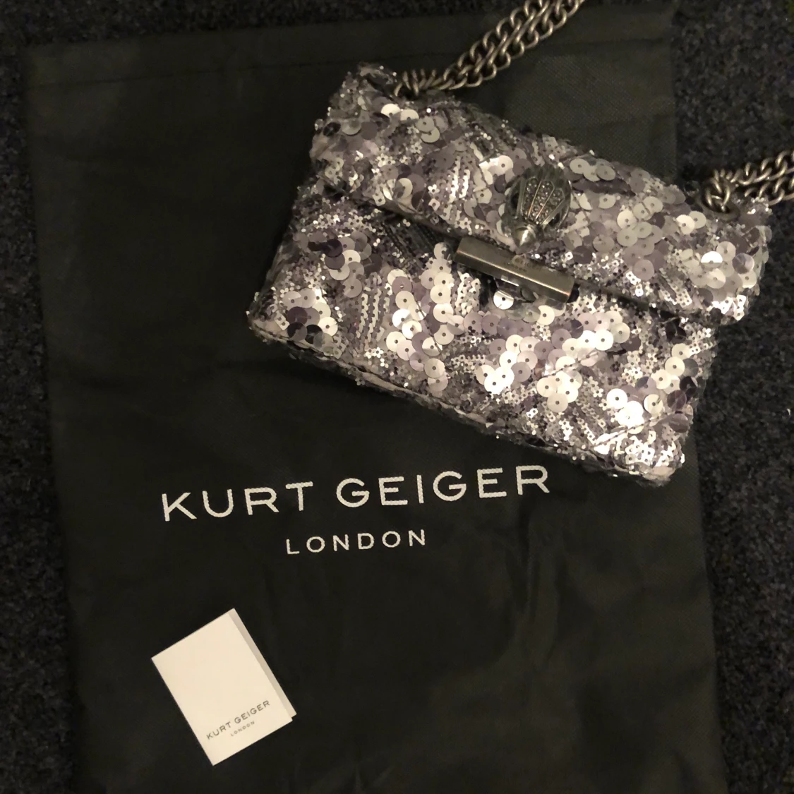 Glittrig väska Kurt Geiger - 90