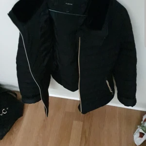 Vinterjacka - Använd 1 gång, längd går till rumpan. Ingen luva halv luva päls i den. 
