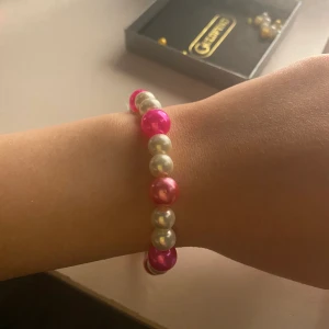 Pärlarmband  - Oanvänt och handgjort pärlarmband!! Skriv för fler bilder och/eller frågor))