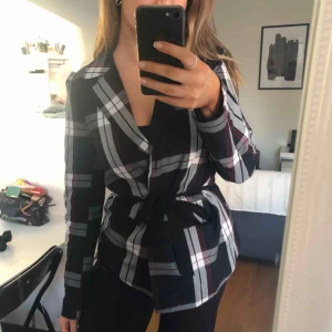  - Suupersnygg kavaj från NA-KD. Använt 2 ggr bara så den är i nyskick. Snygg att använda på olika sätt! Köparen står för frakten😁