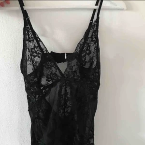  - 199kr inklusive frakt!!!💕☺️ Världens finaste svarta spetsbody i storlek S. Superfina detaljer och aldrig använd, endast testad. Perfekt till sommaren och fest!