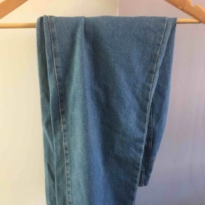  - Helt oanvända croppade jeans från Noisy May. Storlek: W30 L28 men skulle snarare säga att det är en liten W29! Superfina verkligen. Frakt tillkommer💛