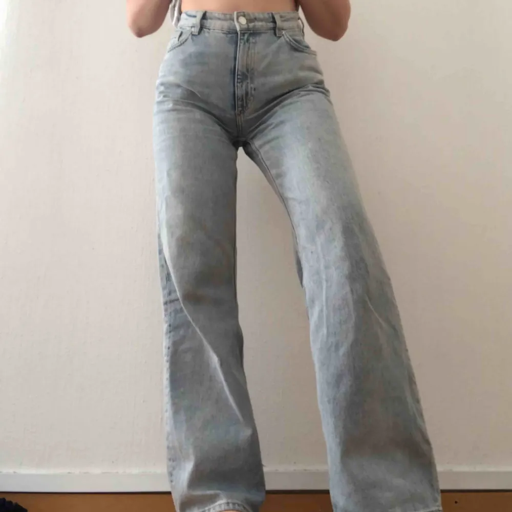 Mina favorit jeans från Monki men som jag tyvärr inte använder längre!!🥺Jättefin ljusblå färg och dem sitter jättebra och skönt🦋🌸  Midjemått: 27 Modell på jeansen: Yoko Längd på mig: 163 cm Fraktpris: 88kr annars möts jag upp i Malmö. Jeans & Byxor.