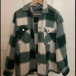  - Grön rutig skjortjacka från Zara, knappt använd! Kan mötas upp i Stockholm eller så betalar köparen för frakt💞 Budet just nu: 350kr