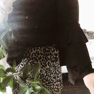  - Super fin svart tröja med vollangärmar. Du står för frakten🥰 