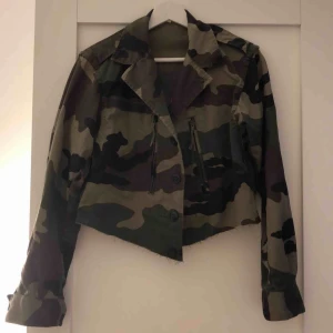  -  Aldrig använd, bra kvalité, skönt material, snygg avklippt jacka, Frakt tillkommer! 