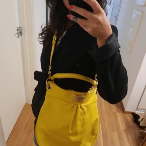 Marc by Marc Jacobs  - Läderväska från Marc by Marc Jacobs,  köpt i New York... äkta såklart men har tyvärr inte kvittot kvar. Köpt för ca 8 år sedan, fint skick dock en liten svart fläck, syns ej om man inte vet om den. 