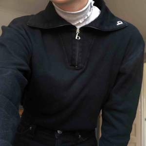 Fin svart tröja från 80s/90s märket Benger. Fin att bära över en polo som på bilden😎 Betalning sker via swish! FRAKT INGÅR!