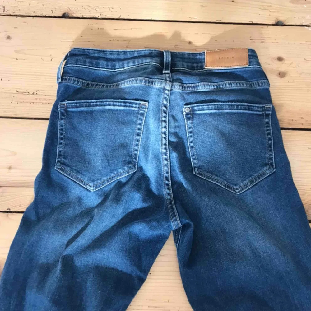 Fina jeans från H&M, storlek 25! Säljer för 220 inkl frakten😊. Jeans & Byxor.