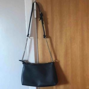  - Snygg svart axelväska 🥰