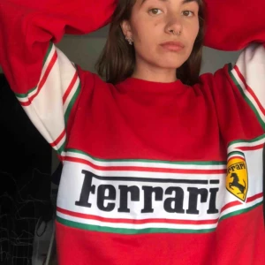  - ferrari crewneck !!! mindre i storlek dock mer än M/L kanske ? fint skick, frakt tillkommer  :—)) ingen aning vad det e för märke egentligen då lappen e lite sliten, tror den e köpt på nå secondhand butik