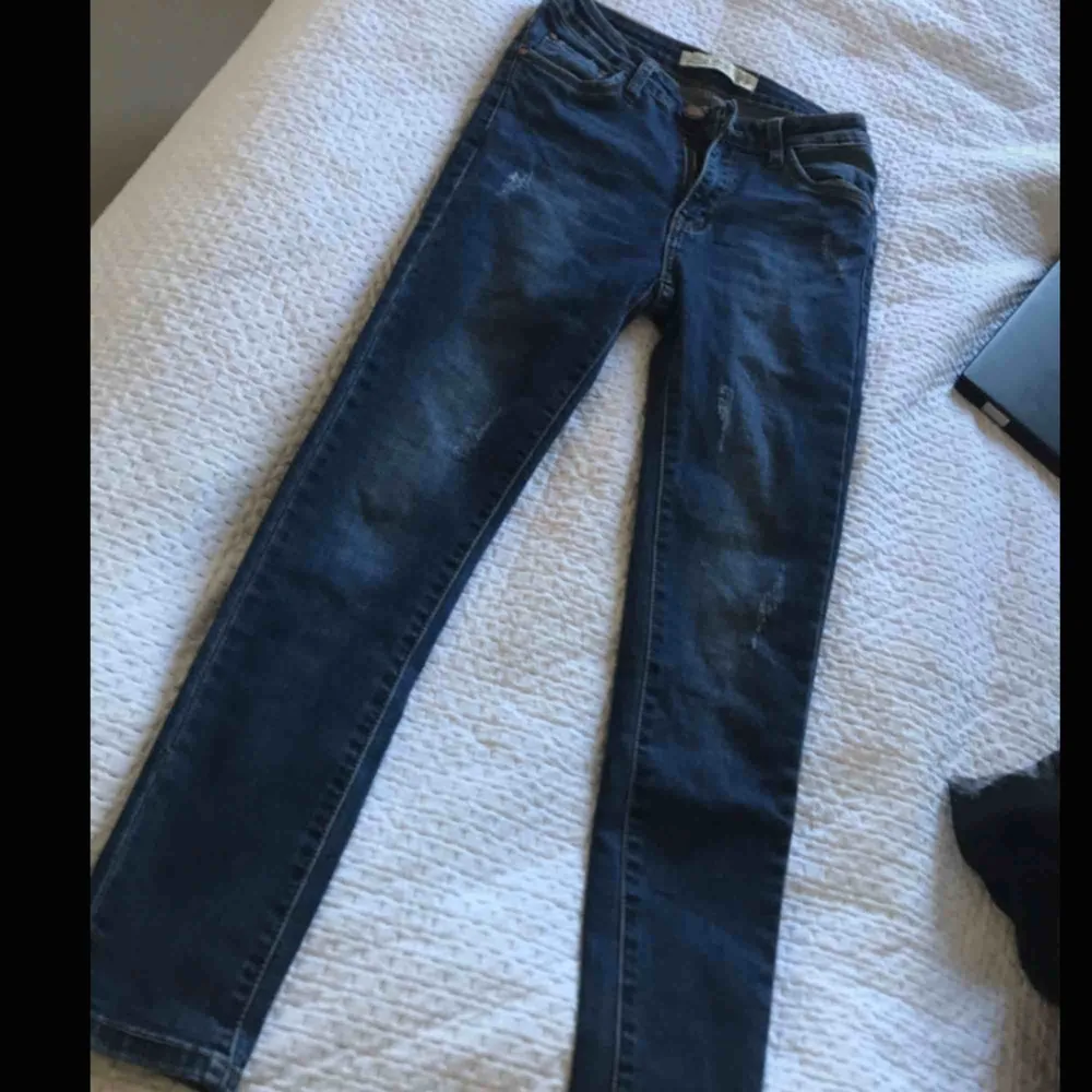 Väldigt fina jeans: - Stl. 36/ S - I kort modell  - Har slitningar och fina detaljer - Slits vid slutet - Pris: 100kr + frakt🛍 . Jeans & Byxor.