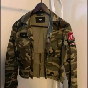  - Knappt använd jacka från Bikbok i storlek XS Säljer för 150kr :)  