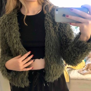  - Asmysig fluffig kofta/jacka i skitsnygg camogrön färg 💚 