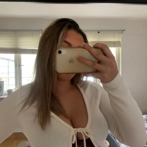 Trendig knyt tröja  - Årets populäraste tröja, väldigt fin och as trendig just nu. Köparen står för frakten.💞