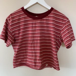 Gullig croppad t-shirt från Pull&Bear - Välanvänd men i bra skick!🥰 Priset är exkl frakt🌾