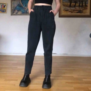  - Retro byxor som är gråsvarta, köpta secondhand men i fint skick! St:28 och passar mig som har mellan st:s och st:m 🖤 skriv vid frågor och om du vill ha fler bilder 💥 